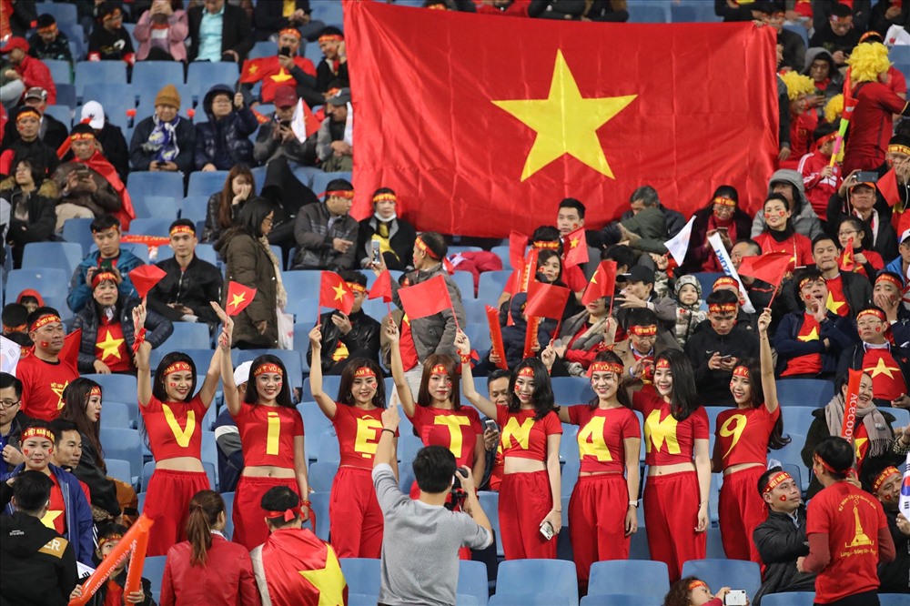 Người dân Việt Nam hy vọng sẽ được thấy đội tuyển nâng cao cúp vàng AFF Cup lần thứ 2. Ảnh: Sơn Tùng