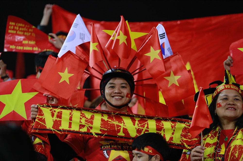 Rất đông cổ động viên Việt Nam đã có mặt trên sân vận động Mỹ Đình để sẵn sàng “tiếp lửa” cho thầy trò HLV Park Hang-seo trong trận đấu quyết định ngôi vương AFF Cup 2018. Ảnh: Đăng Huỳnh