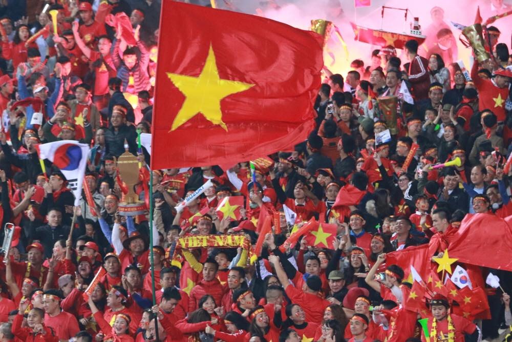 Người dân Việt Nam hy vọng sẽ được thấy đội tuyển nâng cao cúp vàng AFF Cup lần thứ 2 trên sân Mỹ Đình. Ảnh: Hải Nguyễn