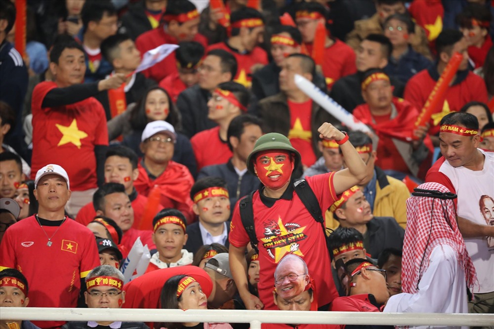 Người hâm mộ đang rất kỳ vọng đội tuyển Việt Nam sẽ giành được sinh quang tại AFF Cup 2018, tái lập thành tích cách đây 10 năm. Ảnh: Sơn Tùng