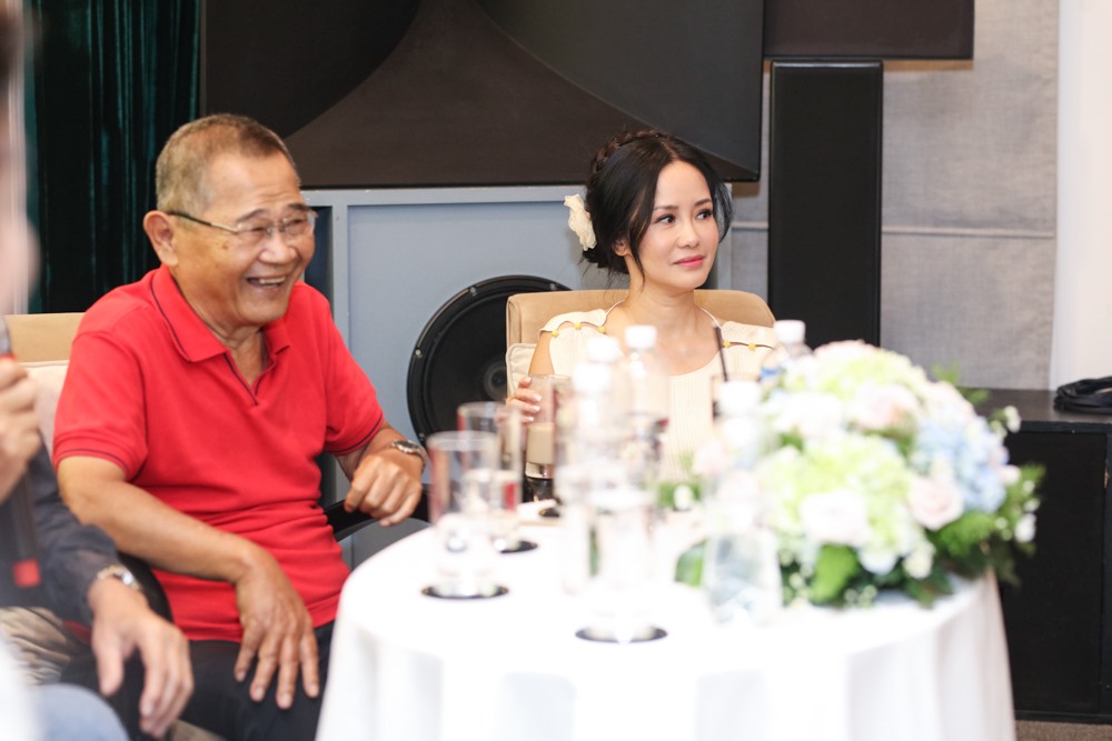 Diva Hồng Nhung hào hứng khi nhận lời tham gia vào chương trình của nhạc sĩ Dương Thụ. Ảnh: Duy Anh. 