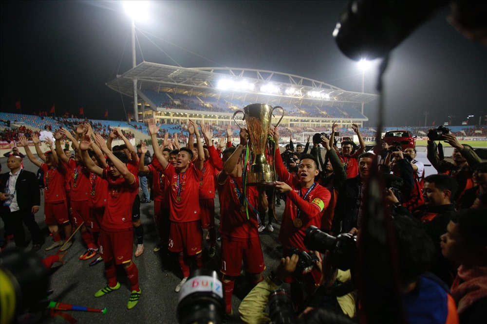 ĐT Việt Nam đã lên ngôi vô địch AFF Cup 2018 sau 10 năm chờ đợi. Ảnh: Đ.H