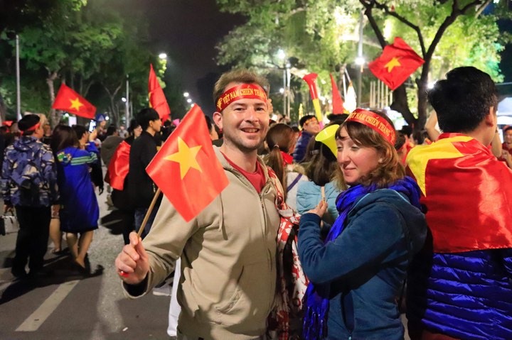 Nhiều CĐV nước ngoài quyết định thâu đêm cùng các CĐV Việt Nam.