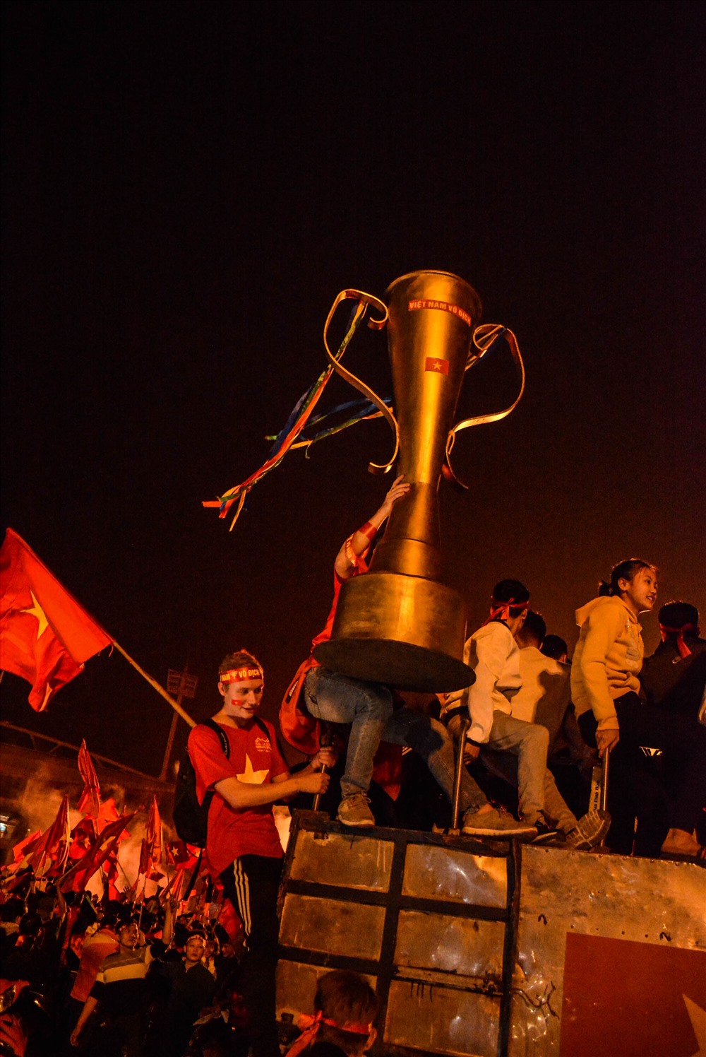 Chiếc Cup tự chế được mang đi diễu hành trong tiếng hò reo.