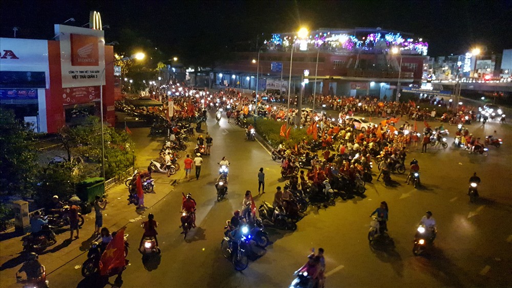 Dưới chân cầu vượt Gò Vấp, hàng nghìn người đang đắm mình trong niềm vui vô địch.