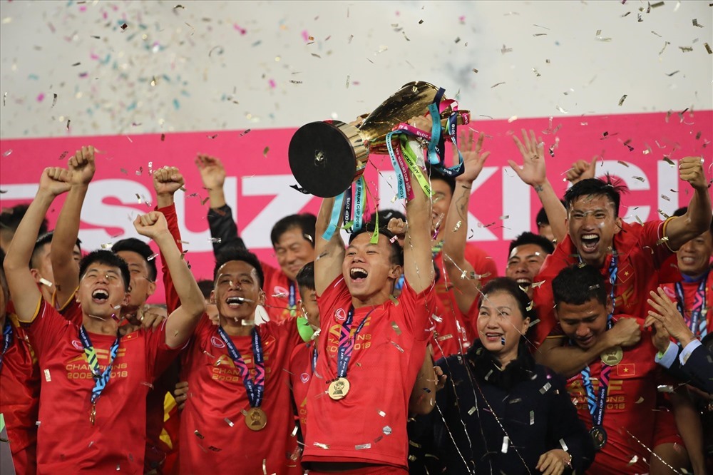 Khoảnh khắc các thành viên đội tuyển Việt Nam nâng cao cúp vô địch AFF Cup 2018. Ảnh: Sơn Tùng. 