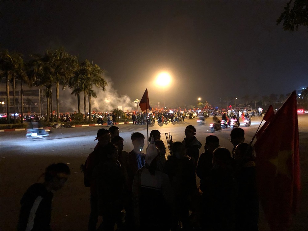 Đằng sau chuyến “bão” đêm ồn ào, vẫn có nhiều cổ động viên lặng lẽ thu gom “chiến trường rác” sau trận đấu của đội tuyển nước nhà.