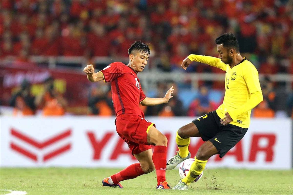 Các cầu thủ Malaysia (áo vàng) đã có nhiều pha tranh chấp quyết liệt với cầu thủ chủ nhà. Ảnh: AFF