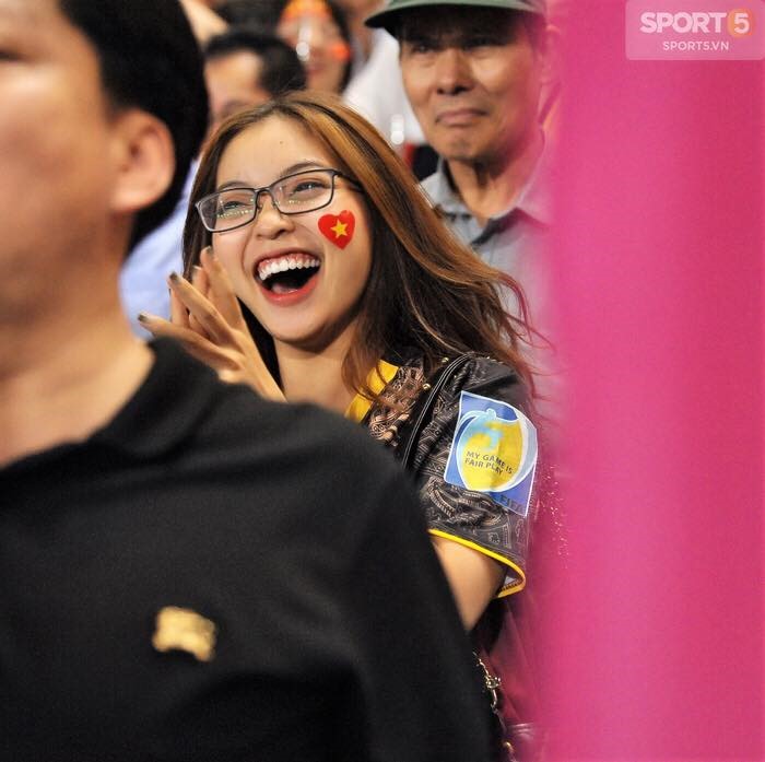 Nhật Lê - bạn gái cầu thủ Quang Hải đã nhanh chóng lọt vào ống kính phóng viên. Cô biểu cảm theo từng giây phút hồi hộp trên sân. 