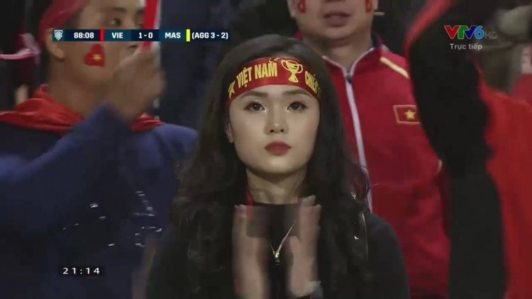 Bạn gái Duy Mạnh, Quỳnh Anh cũng có mặt trên sân để cổ vũ người yêu. Sau trận đấu, khoảnh khắc Duy Mạnh chạy tới trao cho người yêu huy chương vô địch AFF Cup 2018 cũng khiến nhiều người ngưỡng mộ.