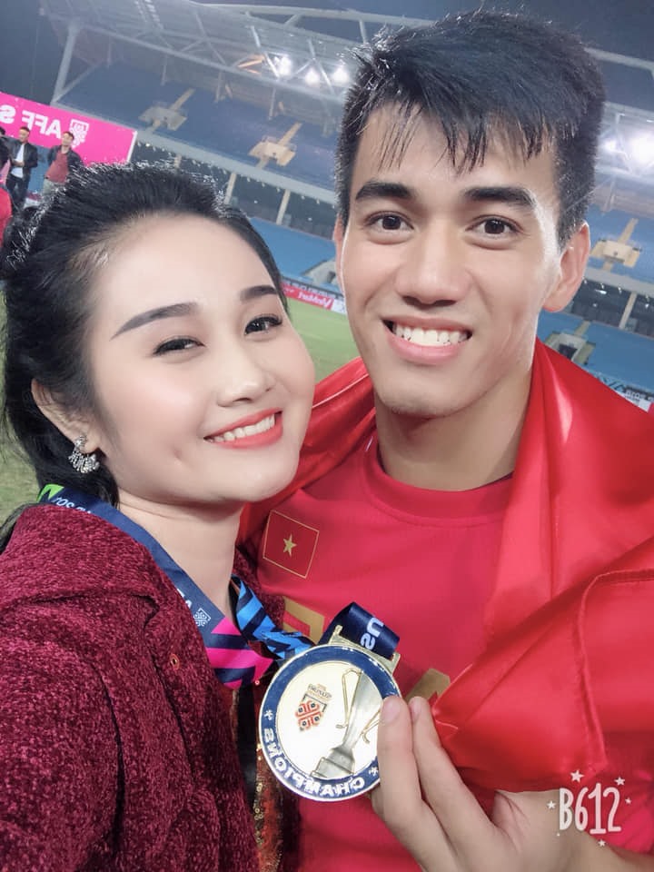 Cầu thủ Tiến Linh đã có những giây phút hạnh phúc bên bạn gái sau trận đấu. 