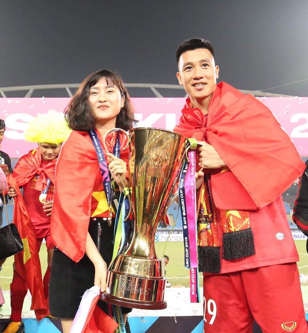 Cầu thủ Huy Hùng và bạn gái Thuỳ Dương cùng nâng cúp vô địch AFF Cup 2018. 