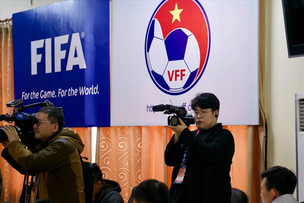 Truyền thông Hàn Quốc cũng đặc biệt quan tâm đến từng bước đi của thầy trò HLV Park. Rất nhiều PV báo đài Hàn Quốc có mặt tại buổi họp báo cuối cùng trước trận chung kết lượt về AFF Cup 2018.