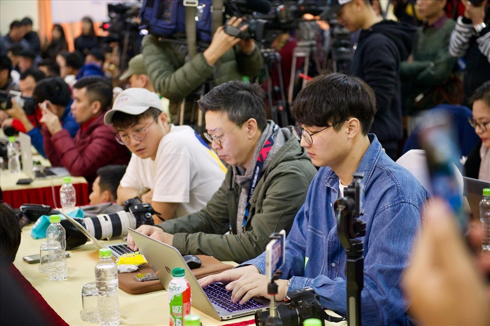 Truyền thông Hàn Quốc cũng đặc biệt quan tâm đến từng bước đi của thầy trò HLV Park. Rất nhiều PV báo đài Hàn Quốc có mặt tại buổi họp báo cuối cùng trước trận chung kết lượt về AFF Cup 2018.
