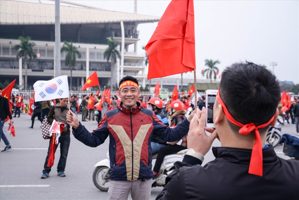 Mang theo một lá cờ Hàn Quốc để tri ân khi đi cổ vũ tuyển Việt Nam không còn là việc quá xa lạ với nhiều CĐV.