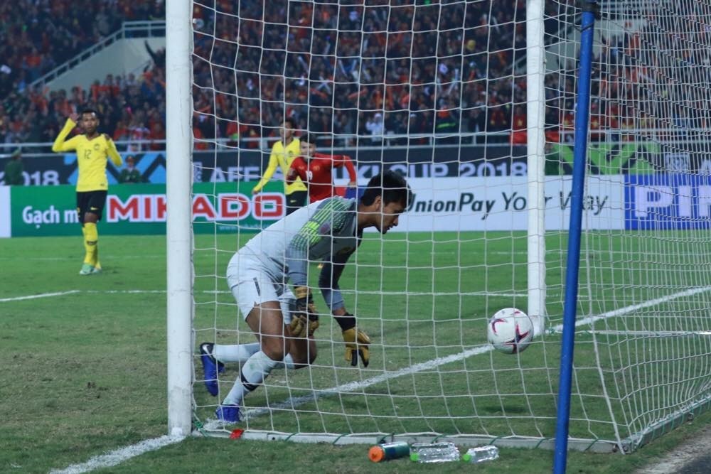 Khoảnh khắc thủ môn Malaysia vào lưới nhặt bóng. Ảnh: Đăng Huỳnh.