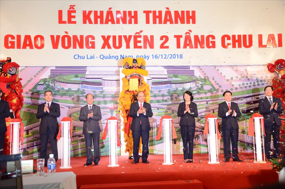 Thủ tướng Chính phủ Nguyễn Xuân Phúc cắt băng khánh thành nút giao thông vòng xuyến 2 tầng. Ảnh: Đ.V