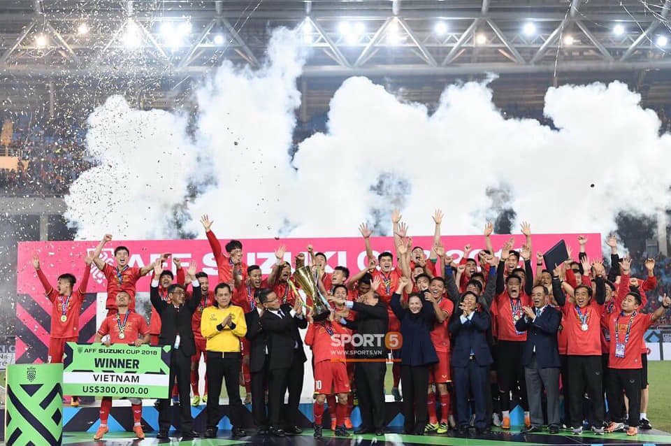 Cuối cùng, lời hứa đó cũng được thực hiện, Việt Nam đã dành được cúp vàng vô địch AFF Cup 2018 vào tối qua (15.12).