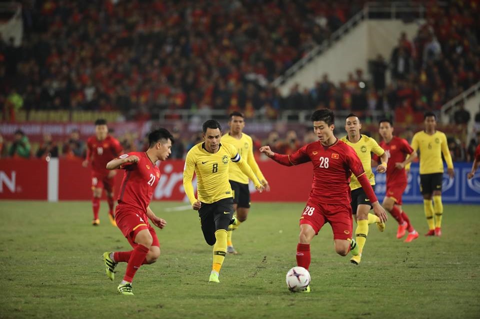 Đình Trọng (trái) nén đau thi đấu ở trận chung kết AFF Cup 2018. Ảnh Sơn Tùng