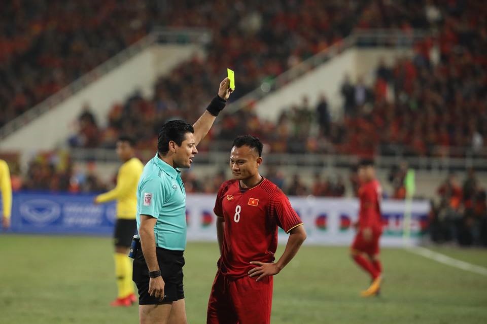 Hàng thủ tuyển Việt Nam thi đấu lăn xả trong trận chung kết AFF Cup 2018. Ảnh Sơn Tùng