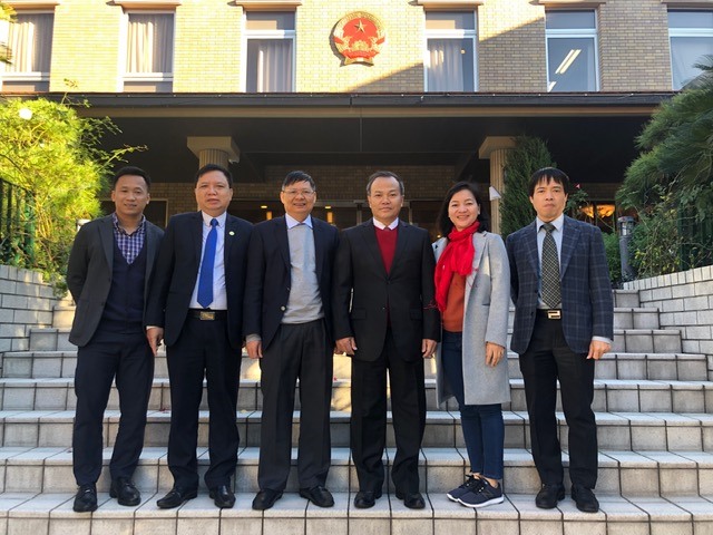 Đoàn công tác của Tổng LĐLĐVN chụp ảnh lưu niệm với Đại sứ Vương Hồng Nam và nhân viên ĐSQ Việt Nam tại Nhật Bản. Ảnh: X.H