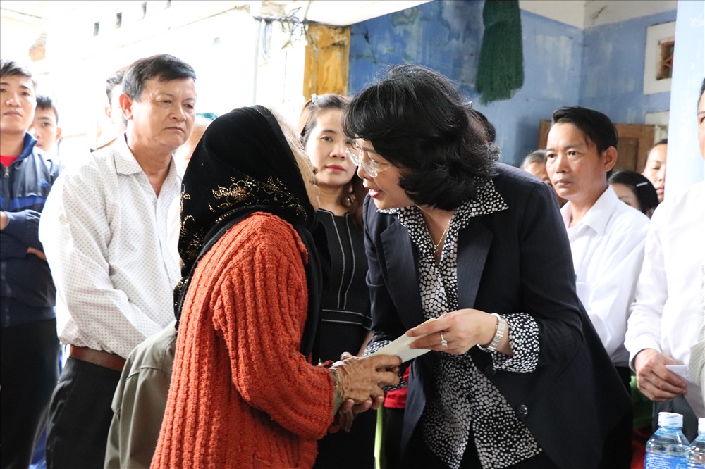 Phó Chủ tịch nước Đặng Thị Ngọc Thịnh thăm hỏi, động viên gia đình anh dân quân Trương Văn Được. Ảnh: Đ.V