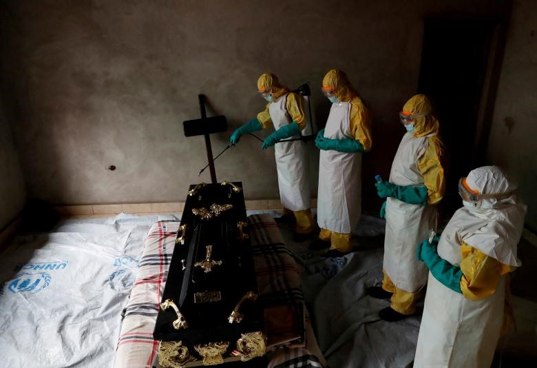 Một nhân viên chăm sóc sức khỏe phun thuốc vào phòng trong một đám tang của một người bị nghi là chết vì Ebola ở Beni, tỉnh Bắc Kivu, Cộng hòa Dân chủ Congo.
