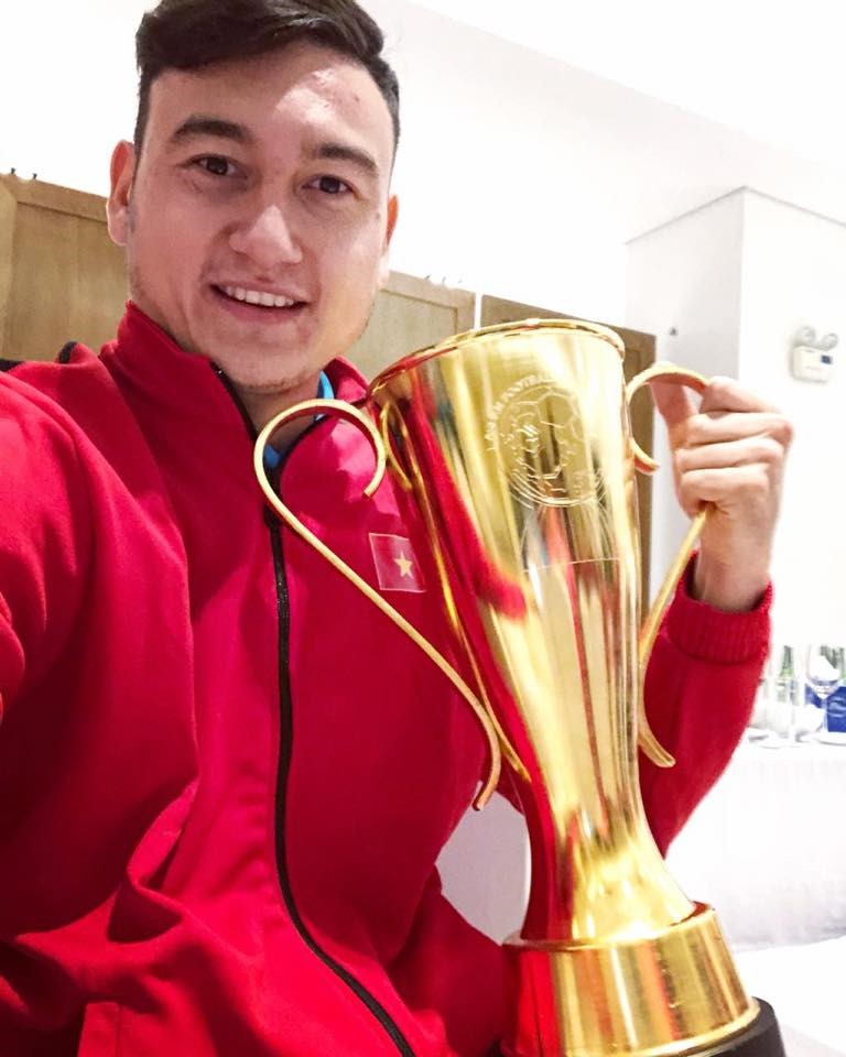 Thủ môn Đặng Văn Lâm hào hứng khoe chiếc cúp vô địch. 