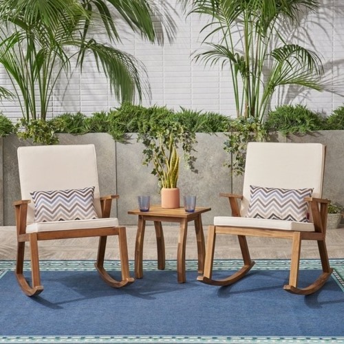Tận hưởng không gian ngoài trời trong thiên đường của riêng bạn với chiếc ghế bập bênh và bộ bàn bên cạnh.