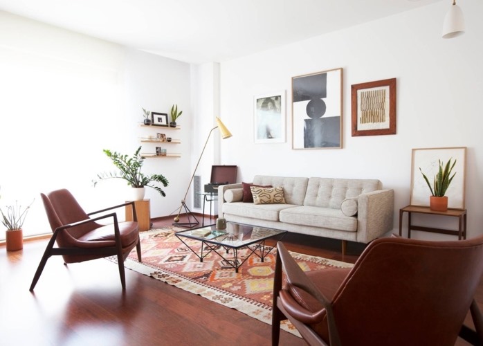 Sự pha trộn của nội thất nhiều phong cách xen kẽ với cây xanh mang đến một phòng khách hiện đại và bắt mắt. 