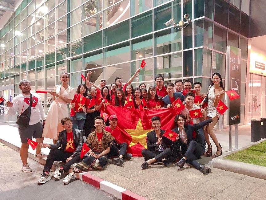 Sáng nay - 17.12, Á hậu Mâu Thuỷ, Lệ Hằng, Hoàng Thùy và rất nhiều fan Việt đã có mặt tại sân vận động Impact, Thái Lan để cổ vũ cho H'Hen Niê trong đêm chung kết Miss Universe 2018. 