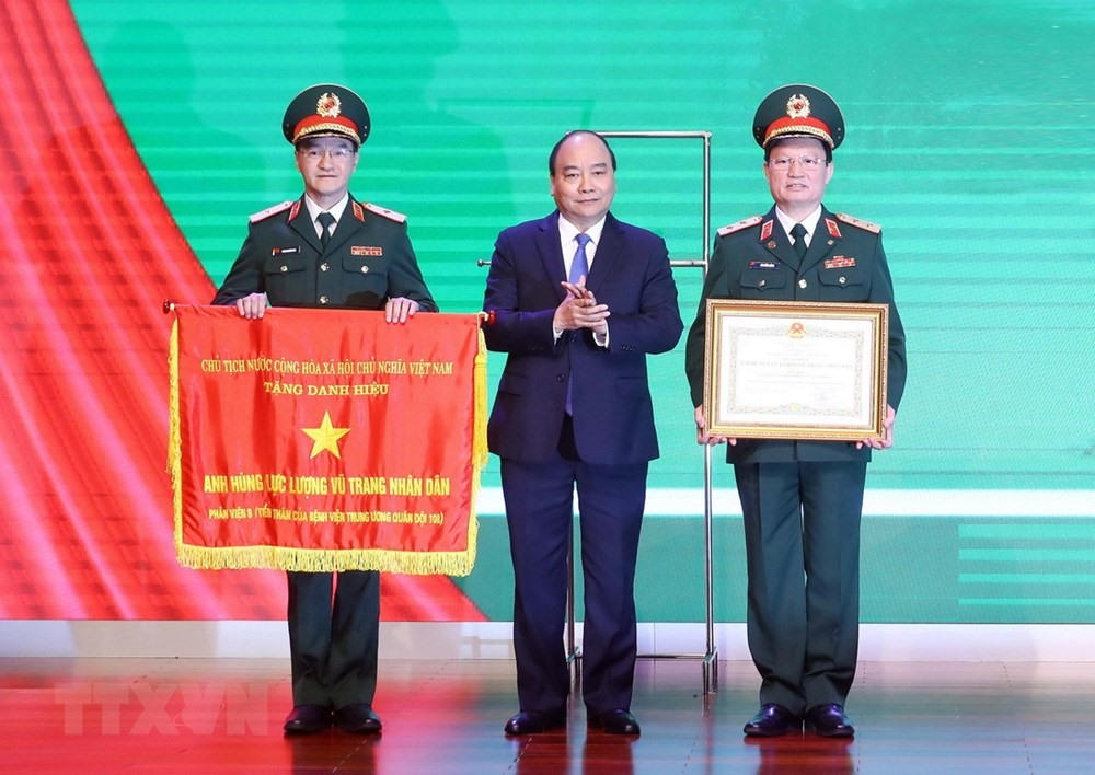 Thủ tướng trao tặng danh hiệu AHLLVTND cho Bệnh viện 108. Ảnh: TTXVN