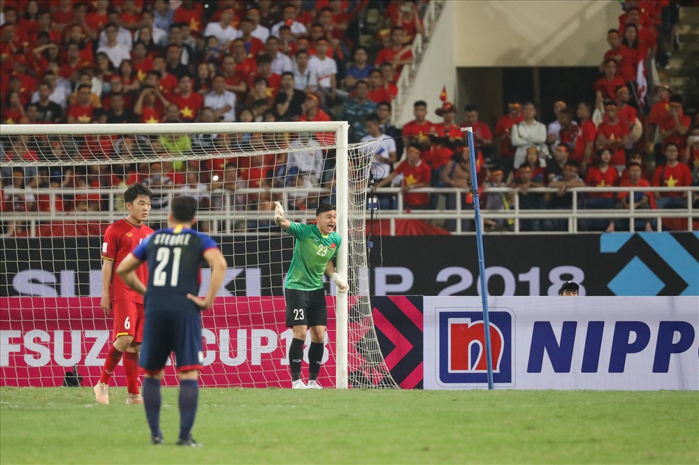 Và minh chứng kết quả của những nỗ lực đó là Văn Lâm hầu như không gặp khó khăn trong mọi tình huống tấn công của đội tuyển Philippines trong trận bán kết AFF Cup. Mặc dù Philippines có những cơ hội, nhưng tất cả đều không qua được “bức tường” Văn Lâm. Ảnh: Sơn Tùng