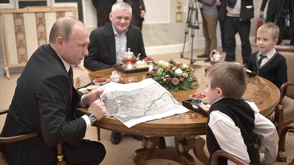 Tổng thống Nga Vladimir Putin mời anh em cậu bé Artyom Palyanov ăn trưa tại cung điện Constantine. Ảnh: VCG. 