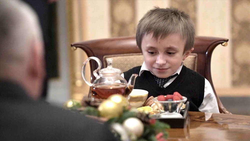 Tổng thống Nga Vladimir Putin mời anh em cậu bé Artyom Palyanov ăn trưa tại cung điện Constantine. Ảnh: VCG. 