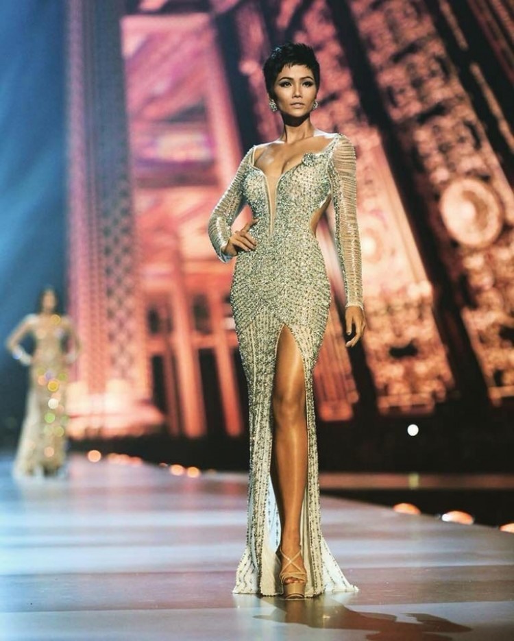 Chiếc váy dạ hội đính 2000 viên pha lê đã giúp H'Hen toả sáng lộng lẫy trên sân khấu chung kết Miss Universe 2018. 