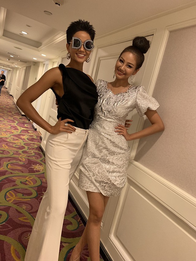 Với 90 bộ trang phục, H'Hen Niê đã thay 4 bộ trong một ngày và được đánh giá là có gu thời trang ấn tượng ngay từ những ngày đầu tại Miss Universe 2018. Ảnh: FBNV. 