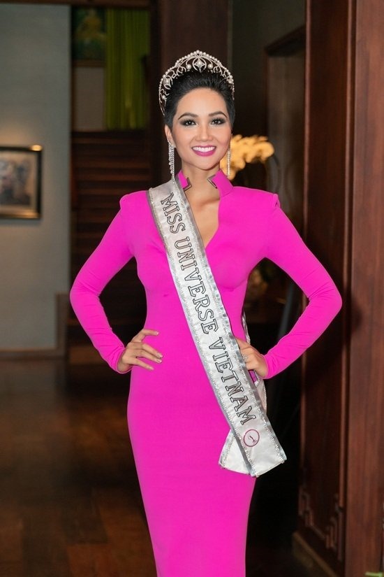 Ngày 21.11, H'Hen Niê chính thức được trao quyền là đại diện Việt Nam tham dự Miss Universe 2018. 
