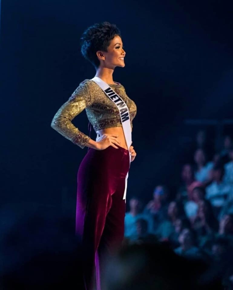 Tại chung kết Miss Universe 2018, Hoa hậu H'Hen Niê đã thực sự toả sáng trong từng phần thi, lần lượt lọt top 20, top 10 và top 5 chung cuộc. 