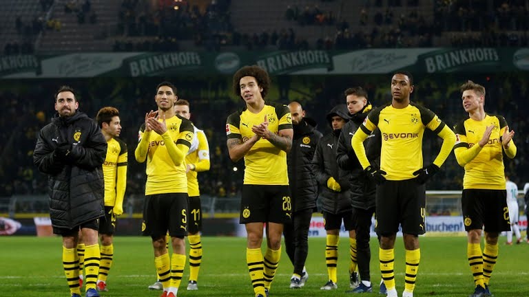 Dortmund vẫn vững ngôi đầu Bundesliga với 9 điểm nhiều hơn cả Gladbach và Bayern. Ảnh: Reuters.