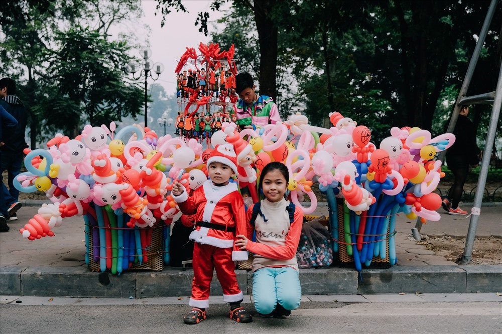 Những gian hàng bán đồ Giáng sinh tại phố đi bộ thu hút các em nhỏ. Ảnh Sơn Tùng