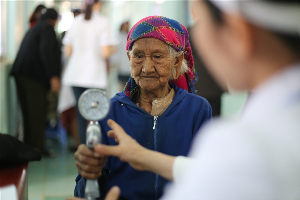 Các bác sĩ của Bệnh viện Lão khoa Trung ương có đợt thăm khám, chữa bệnh miễn phí cho người cao tuổi trên địa bàn Đắk Nông.