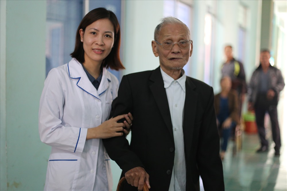 Đợt này, BVLKTƯ cũng tổ chức đào tạo, nâng cao kỹ năng về chăm sóc sức khỏe cho các y bác sĩ tại BV Đa khoa tỉnh Đắk Nông. 