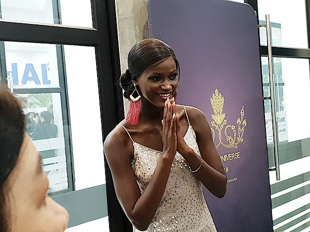 Dù không thể tham gia thi nhưng hoa hậu Sierra Leone vẫn được người dân Bangkok chào đón nhiệt tình.