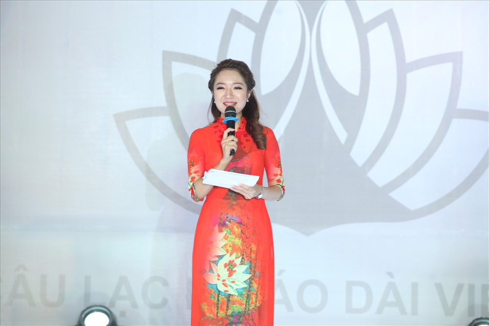 MC Trịnh Vân Anh duyên dáng trong tà áo dài của NTK Đỗ Trịnh Hoài Nam.