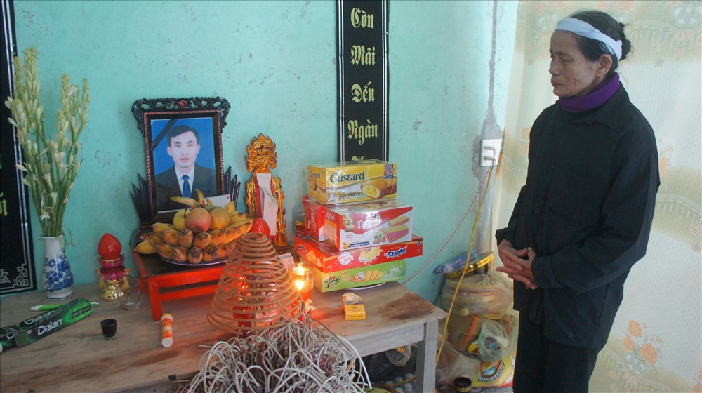 Bà Nguyễn Thị Thanh bên bàn thờ người con trai xấu số