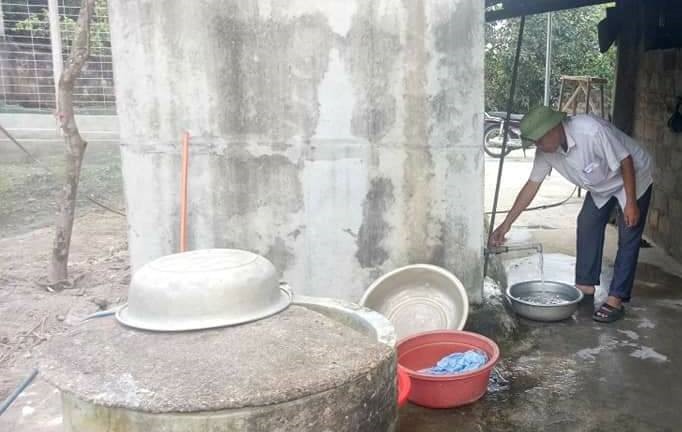 Những bể đựng nước sinh hoạt của người dân 