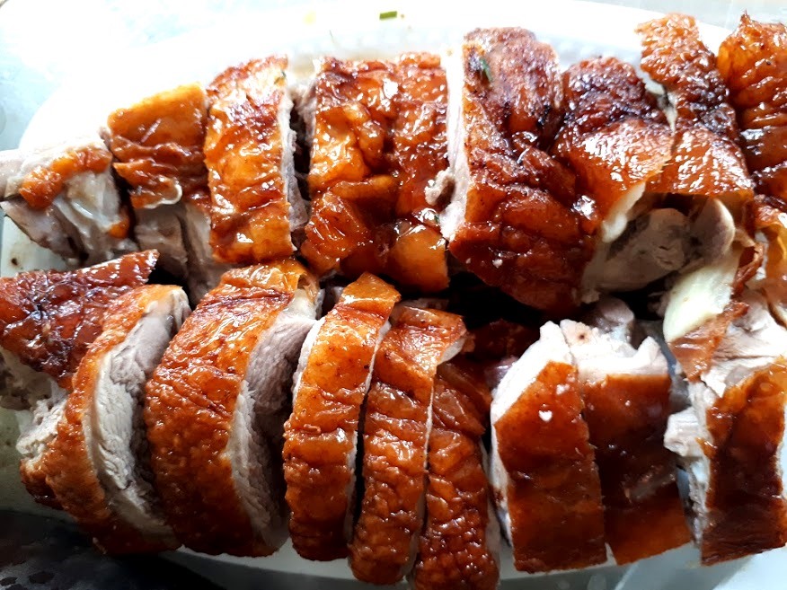 Vịt quay mắc mật.