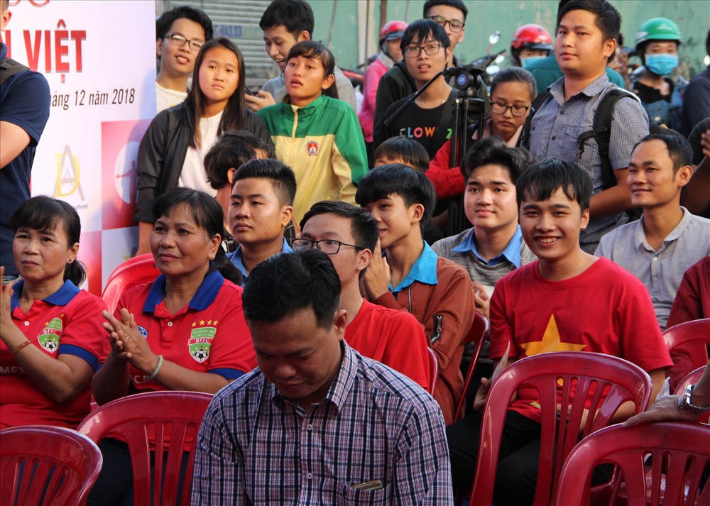 Người dân, báo chí, các bạn trẻ có mặt tại buổi họp báo ấm cúng của người hùng Anh Đức.