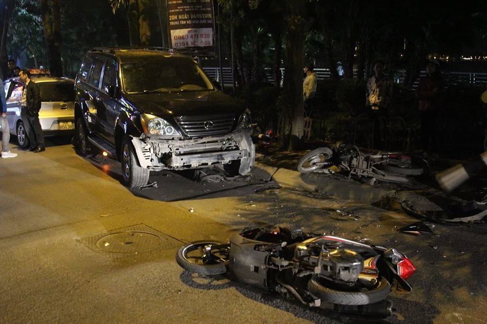 Nhiều xe máy bị ô tô húc nằm la liệt Ảnh: Vietnamnet.vn
